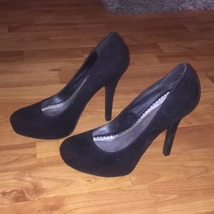 Black pumps